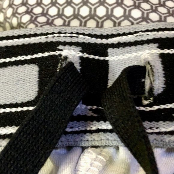 Under Armour Shorts Mens M Used Gray Cream Loose - Picture 6 of 12